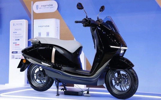 Một chiếc xe máy điện Honda đang khan hàng, đội giá hàng triệu đồng tại đại lý