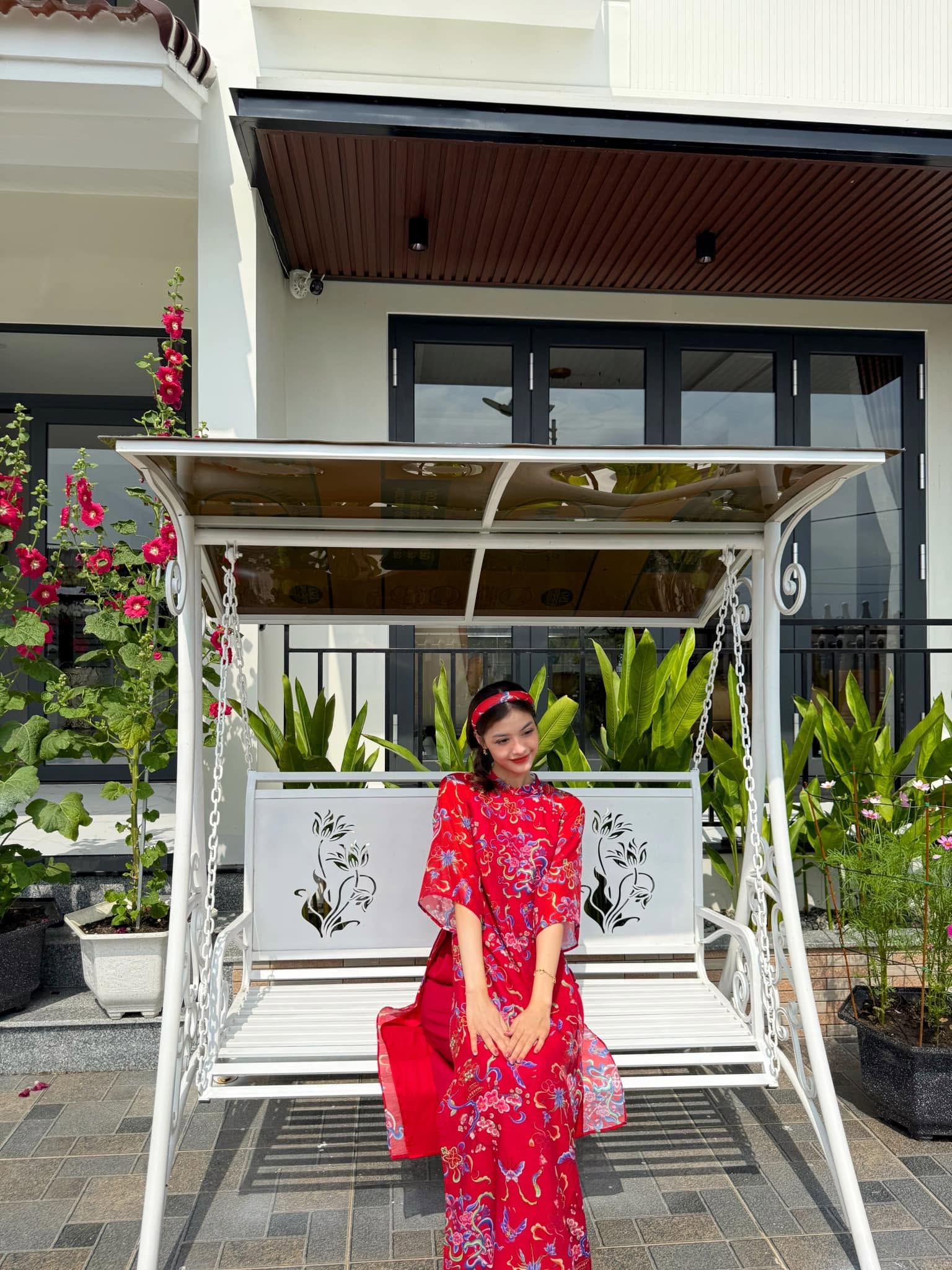 Lona Kiều Loan thường check in cùng gia đình trong không gian sân vườn của ngôi nhà