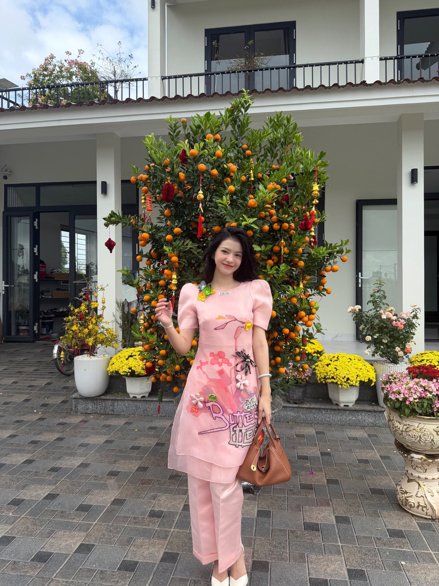 Trong dịp Tết vài năm gần đây, Lona Kiều Loan và gia đình đã dọn về căn nhà mới khang trang và hiện đại hơn