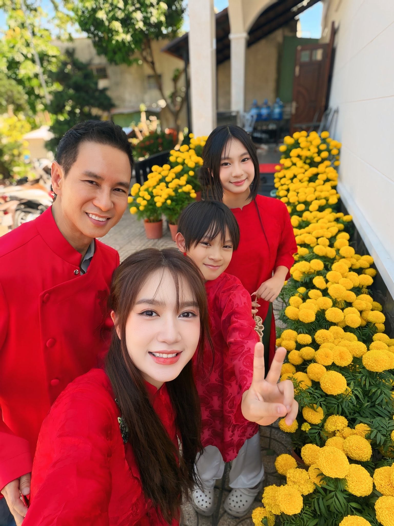 Cô thường xuyên đưa các con về thăm quê nội, dạy các bé hiếu thảo với người thân 
