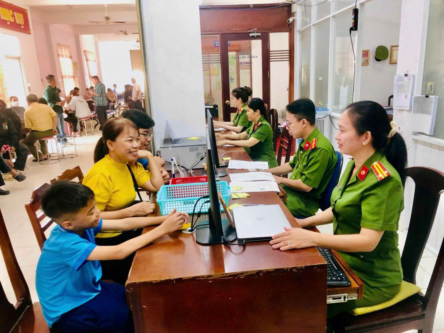 CBCS Phòng Cảnh sát QLHC về TTXH hướng dẫn thủ tục cấp căn cước cho trẻ em. Ảnh: Thanh Tuấn.