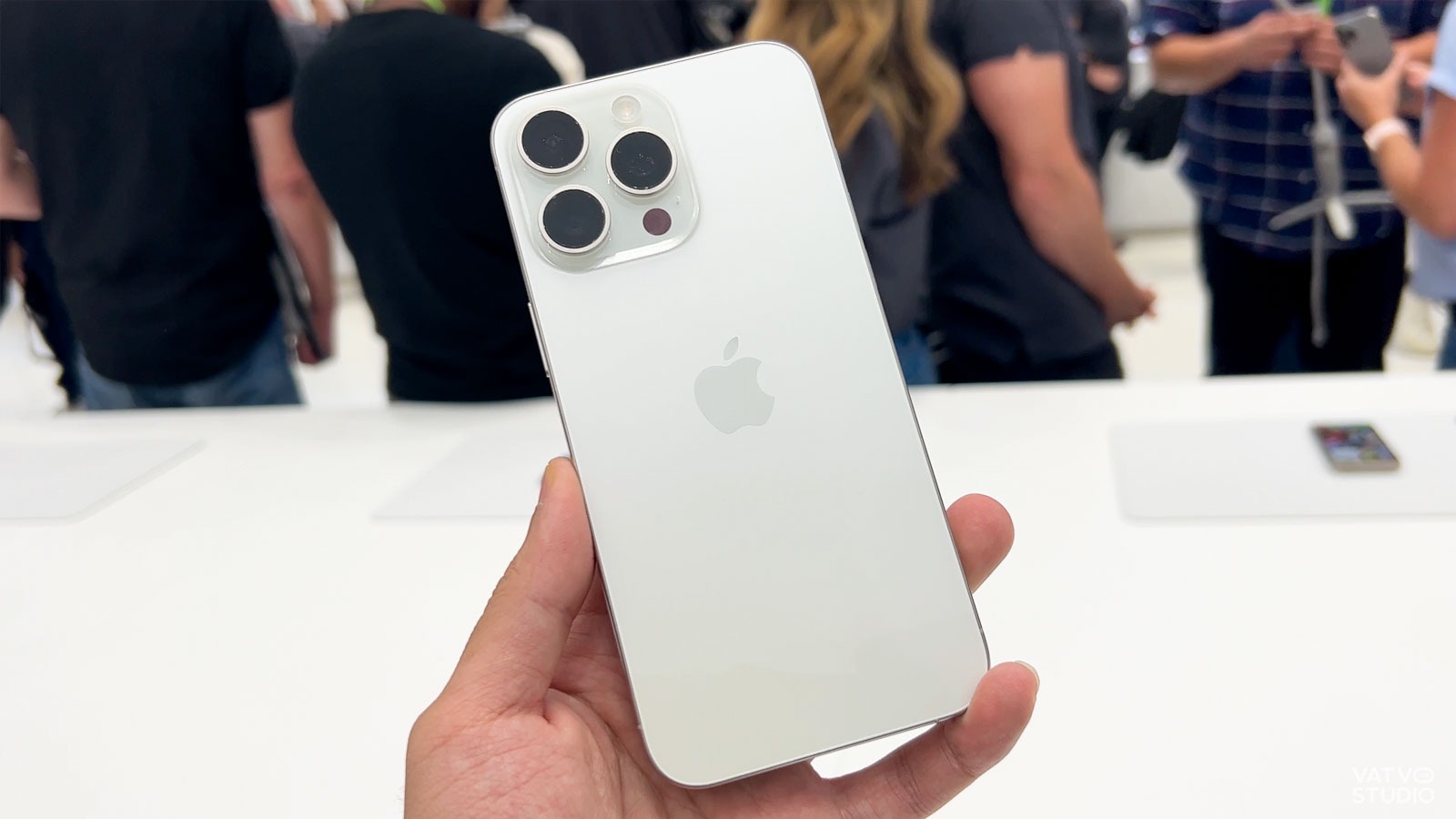 iPhone 15 Pro Max giảm hơn một nửa giá
