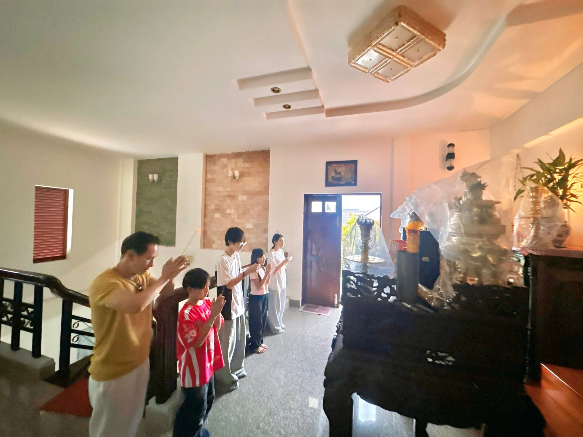 Gian thờ cũng được gia đình đặt ở vị trí thoáng và trang trọng