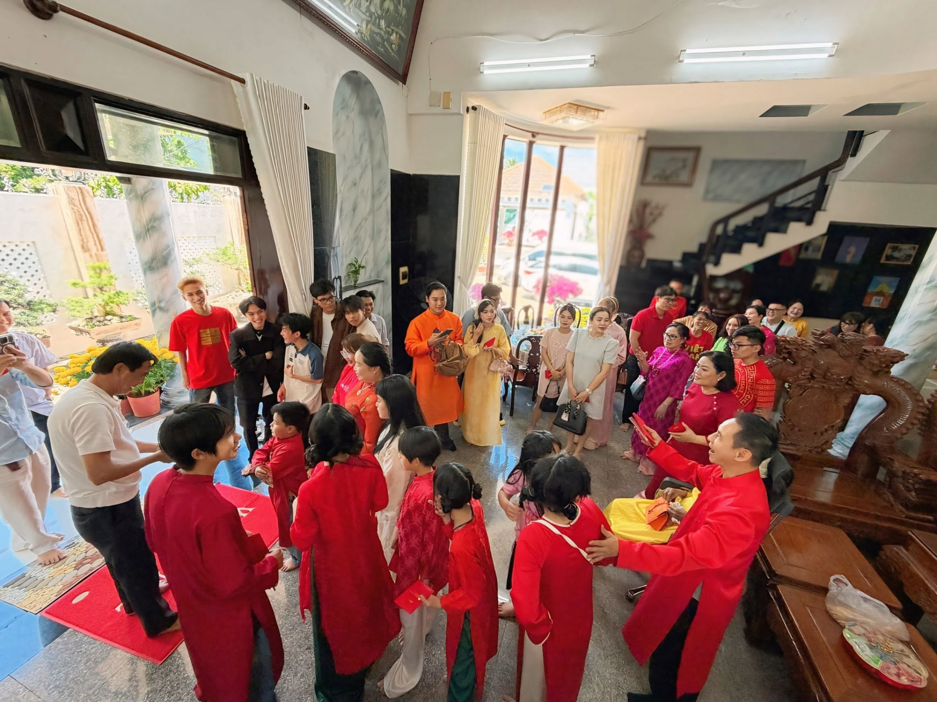 Phòng khách rất rộng, là nơi sinh hoạt của hàng chục người mỗi dịp Tết về