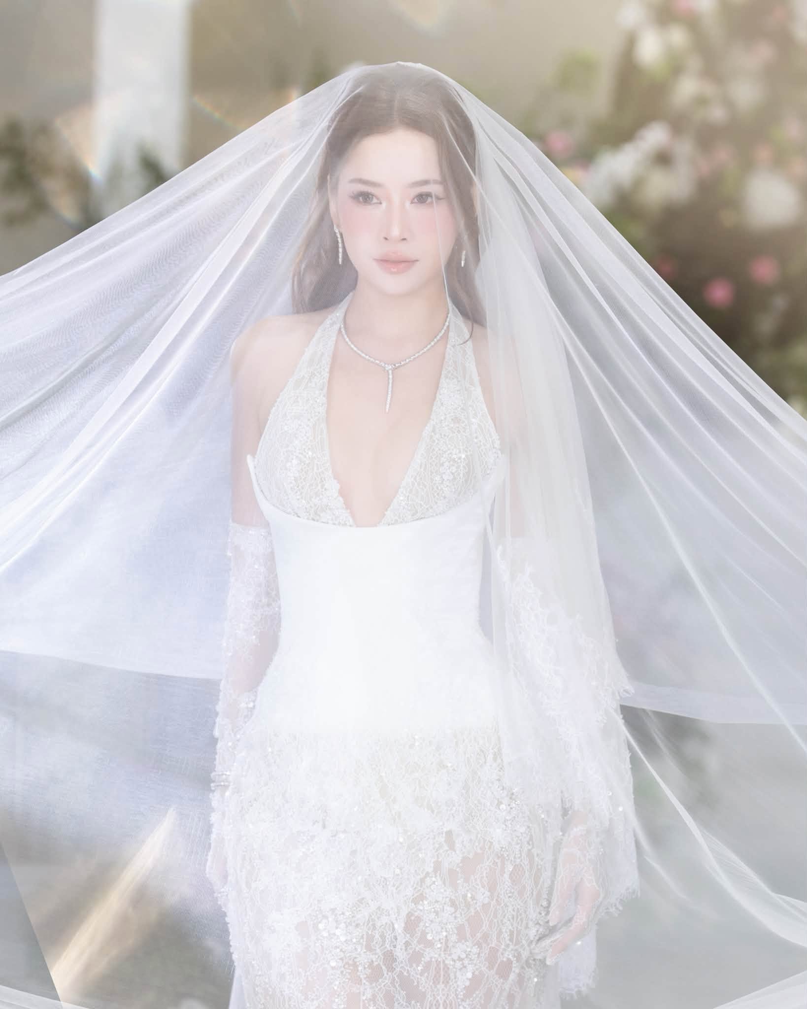 Bộ váy cưới xuyên thấu, khoe visual quyến rũ của Chi Pu (Ảnh: FBNV)