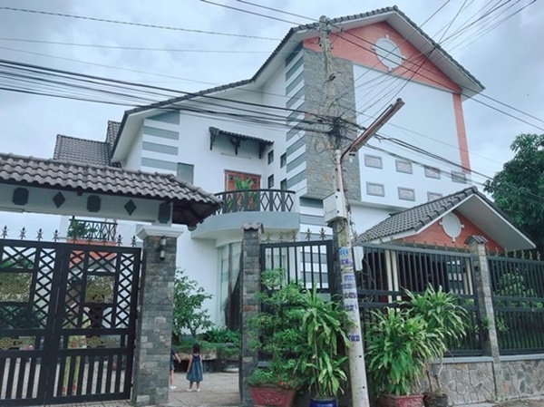 Bên ngoài căn biệt thự sân vườn bề thế của gia đình Lý Hải tại Mỹ Tho, Tiền Giang