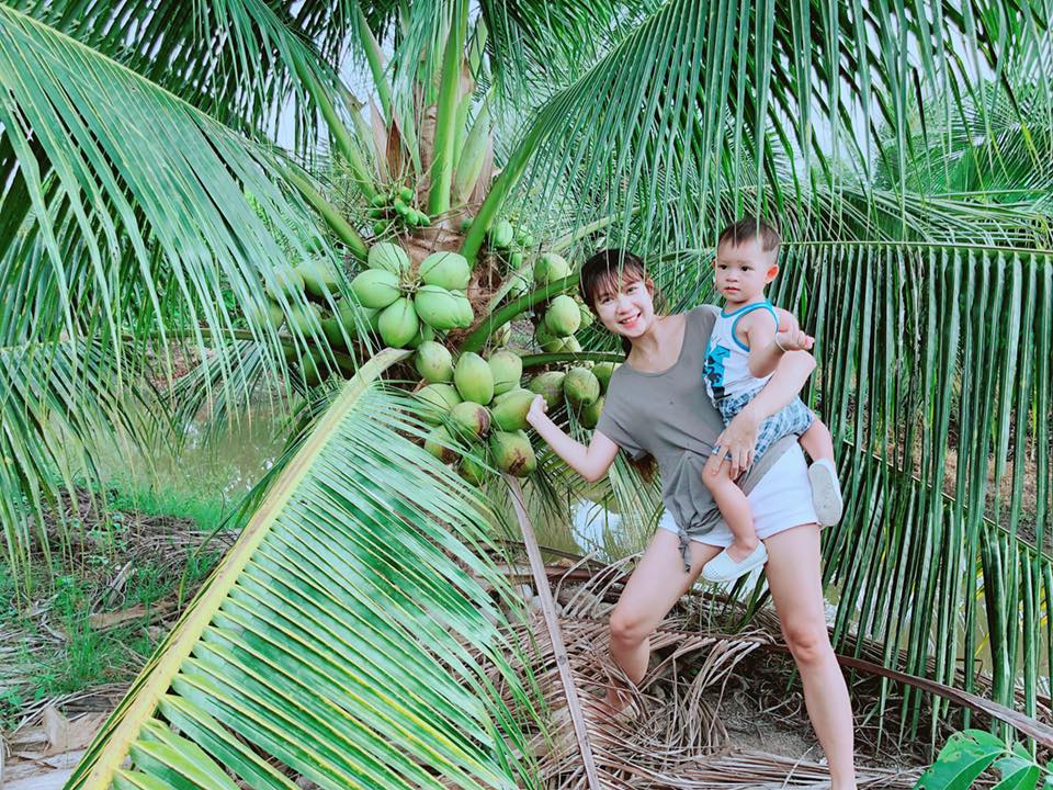 Khu vườn phía sau nhà cũng có nhiều cây trái, nam đạo diễn cho các con về đây để trải nghiệm cuộc sống