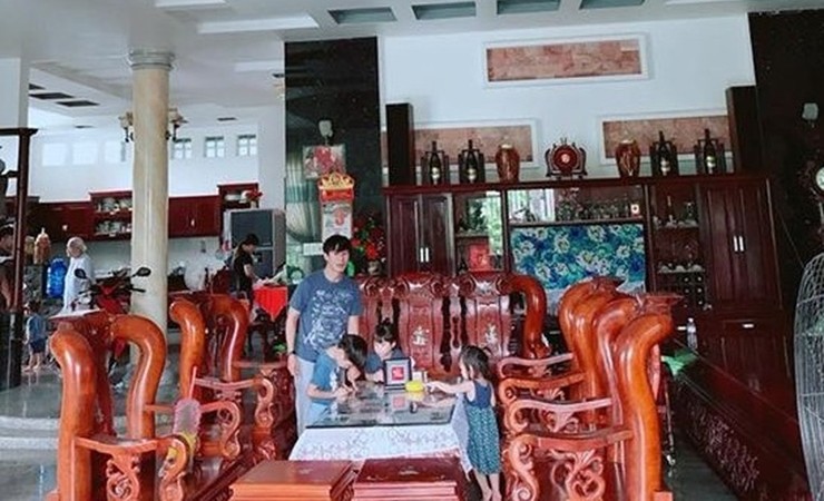 Nội thất của biệt thự chủ yếu là gỗ đắt giá