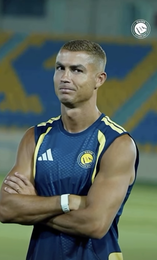 Biểu cảm đáng yêu của Ronaldo khi được đồng đội vỗ tay (Ảnh:Al-Nassr)