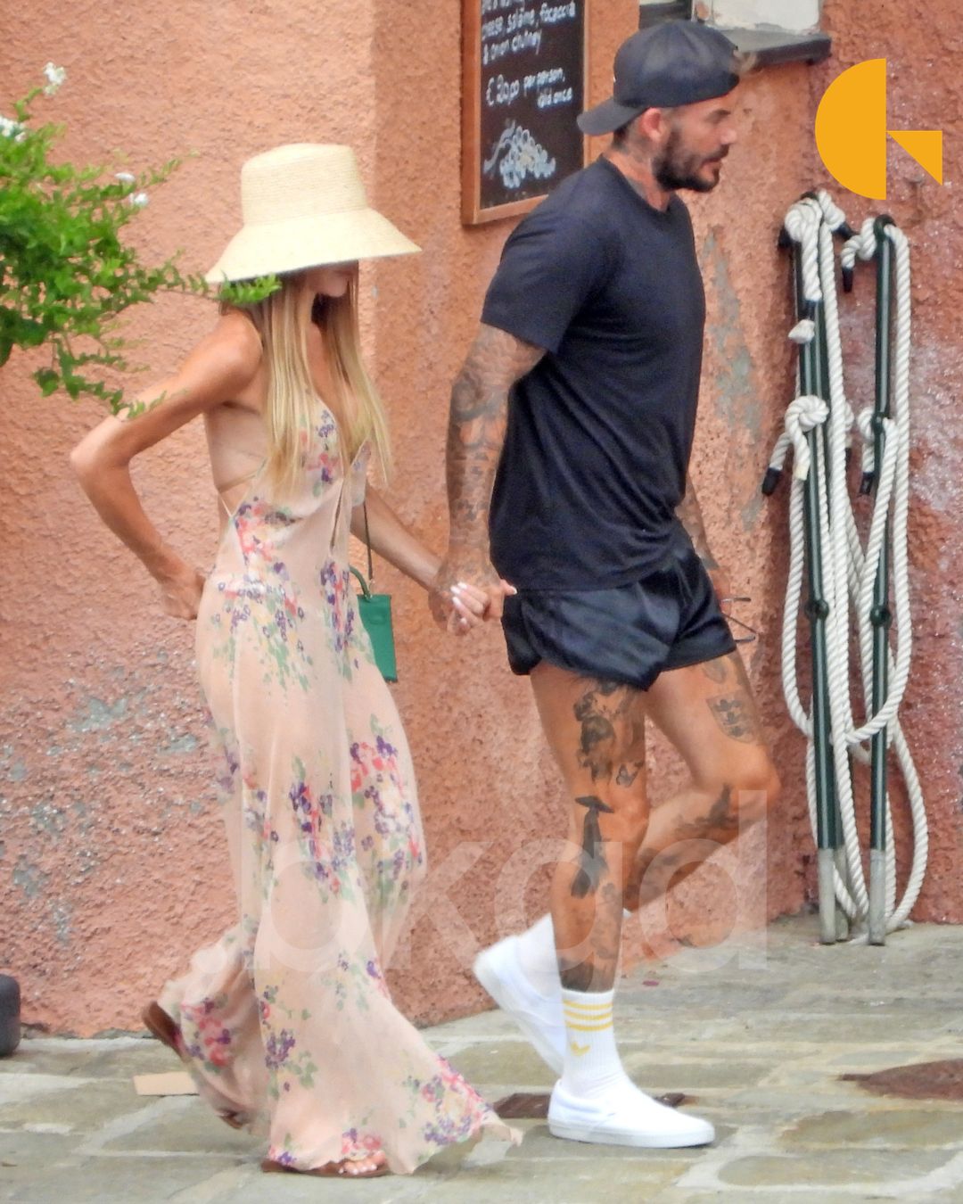Beckham nắm tay vợ đầy tình cảm (Ảnh: BackGrid)