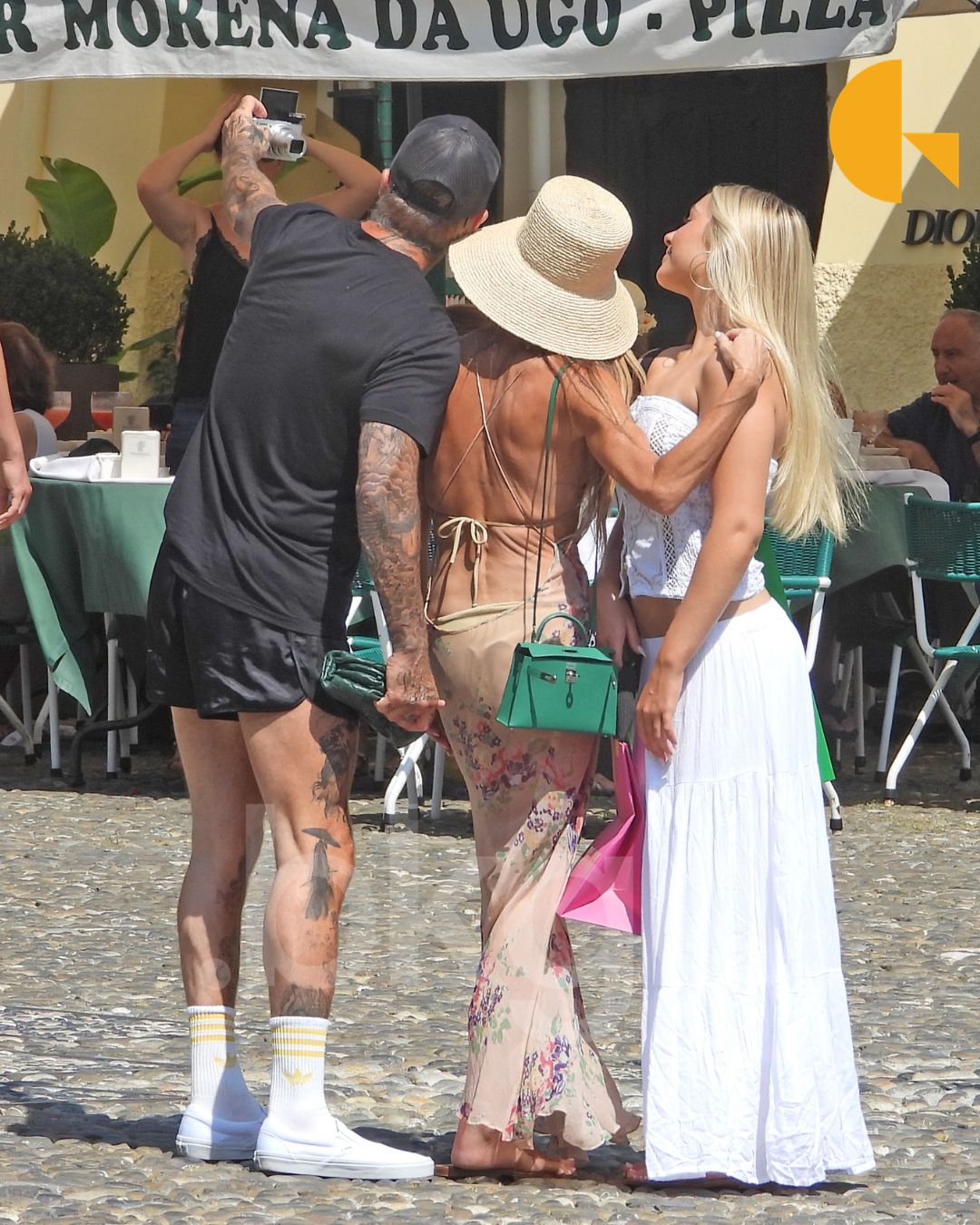 Gia đình Beckham cùng thả dáng ngoài phố (Ảnh: BackGrid)