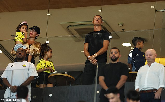 Gia đình Ronaldo trên khán đài (Ảnh: Reuters)