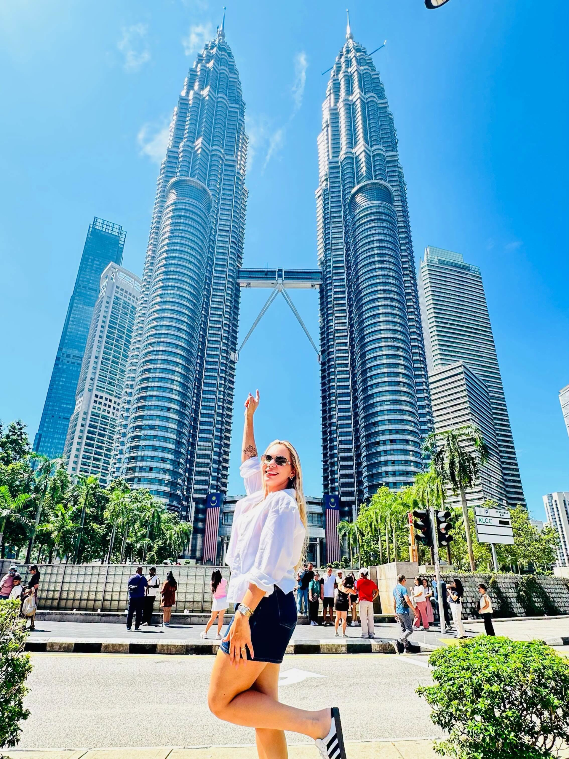 Vợ Xuân Son đã có mặt ở Malaysia (Ảnh: FBNV)