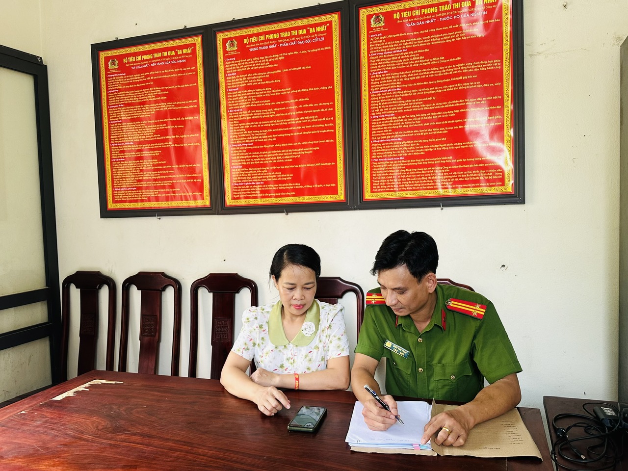 Cán bộ CAX Thanh Ba kịp thời ngăn chặn chuyển khoản cho đối tượng lừa đảo qua mạng (Ảnh: Công an tỉnh Phú Thọ)