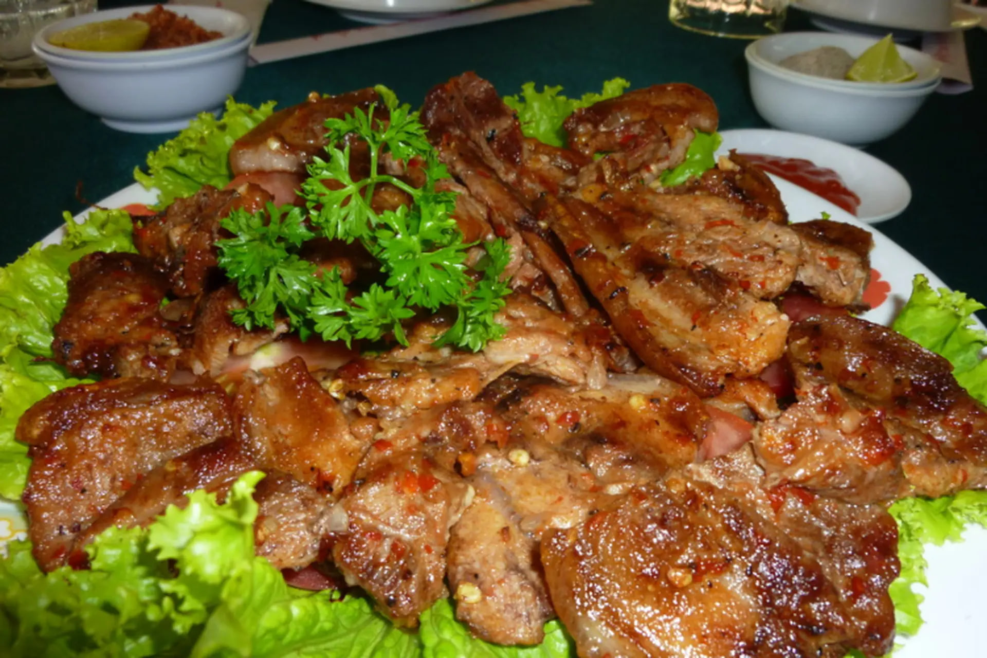 Vì sao gà đồi, heo rừng luôn đắt hơn thịt thường?