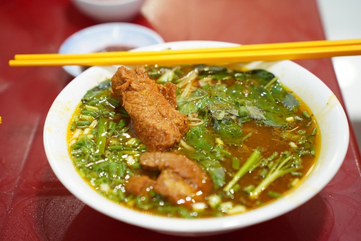 Song Luân ráo riết tìm kiếm một người phụ nữ