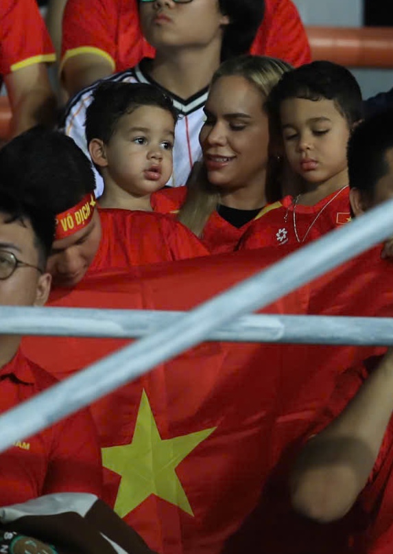 Gia đình Xuân Son còn mang theo cờ Việt Nam (Ảnh: DM)