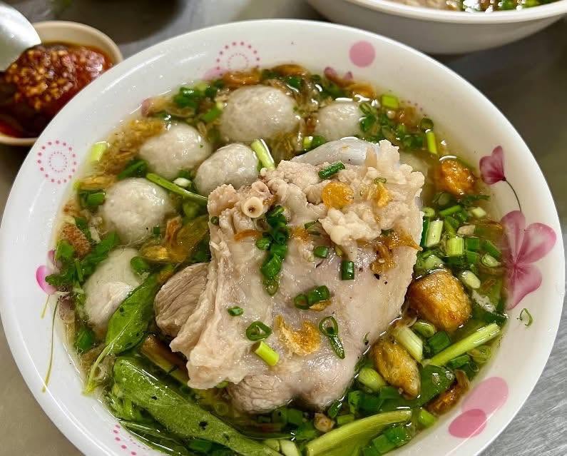 Song Luân ráo riết tìm kiếm một người phụ nữ