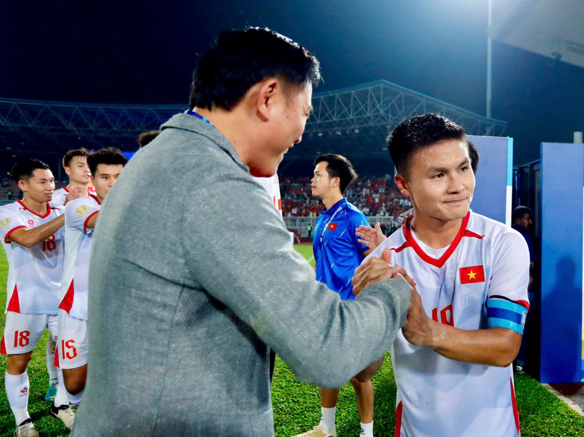 Phó chủ tịch VFF Trần Anh Tú động viên và chúc mừng Quang Hải