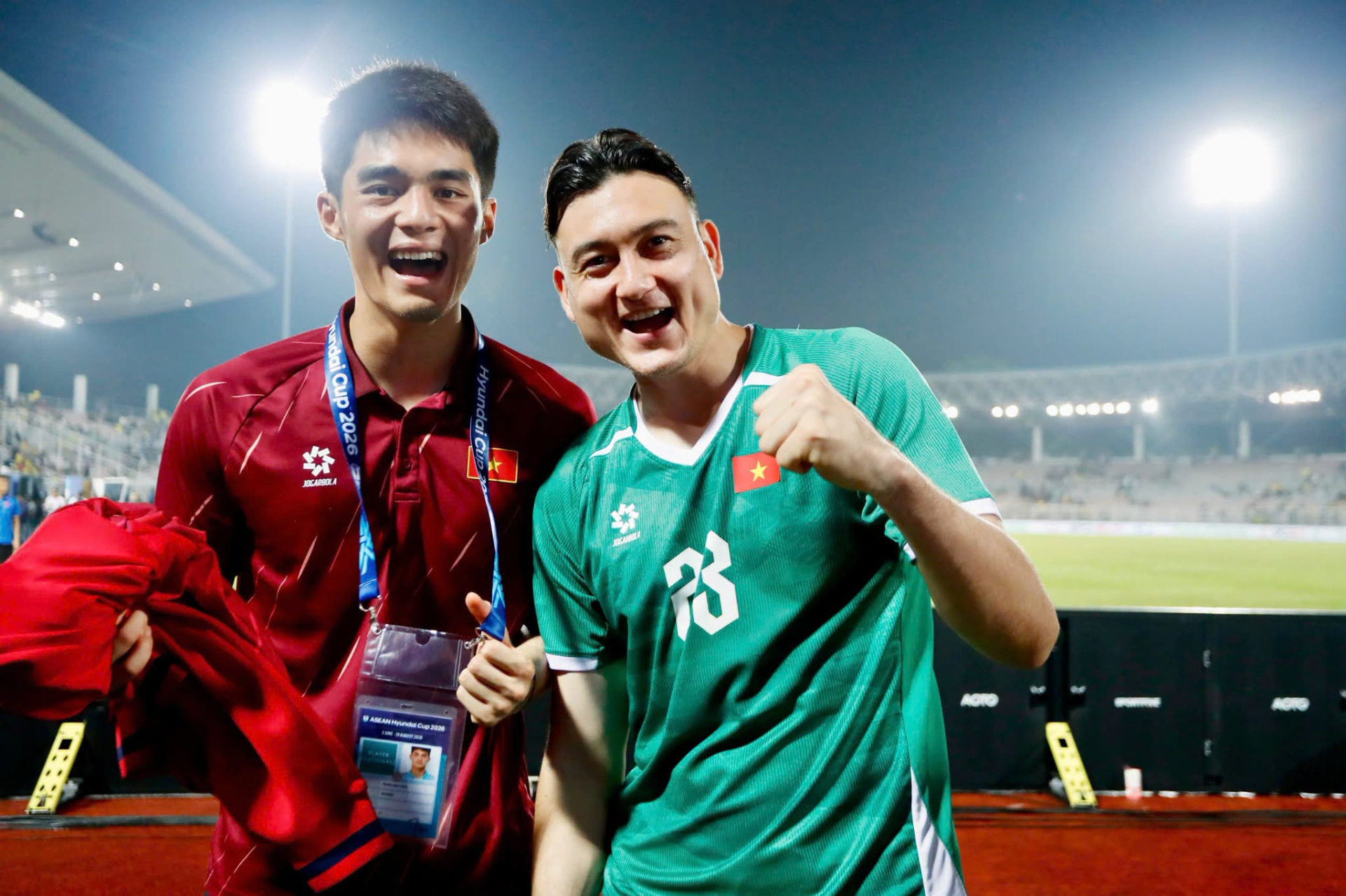 Trung Kiên và Văn Lâm ăn mừng