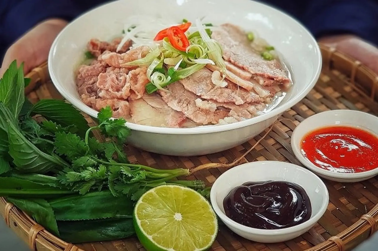 Phở nêm sẵn hay để khách tự nêm mới là chuẩn?