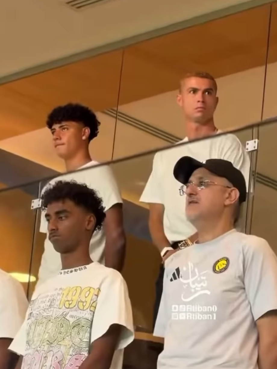 Ronaldo cùng con trai đi xem đá bóng