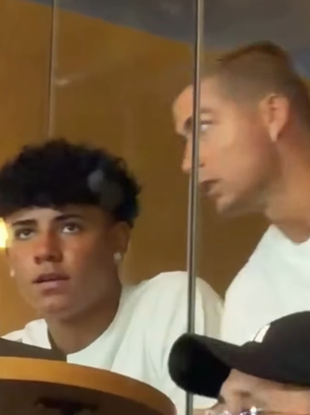 Ronaldo xuất hiện bảnh bao nhưng con trai mới chiếm