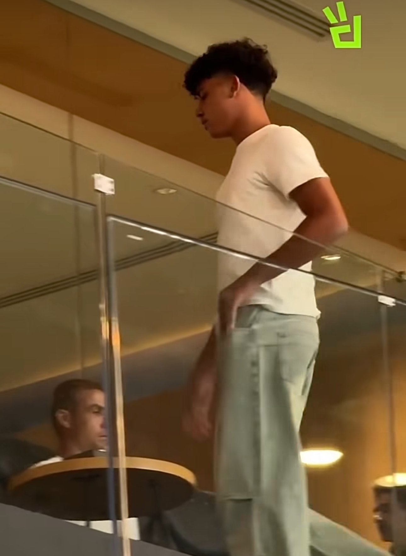 Ronaldo xuất hiện bảnh bao nhưng con trai mới chiếm