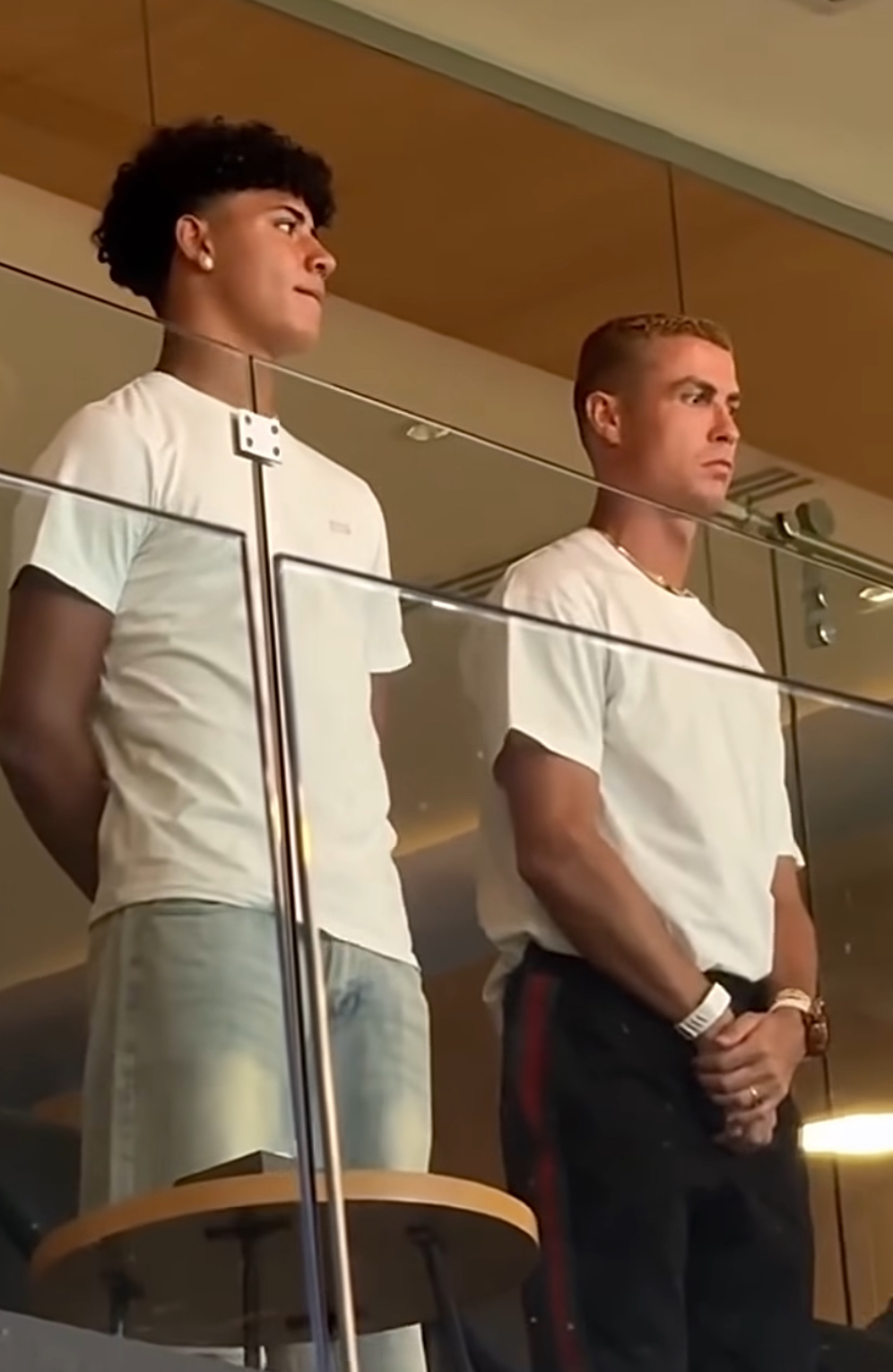 Ronaldo xuất hiện bảnh bao nhưng con trai mới chiếm