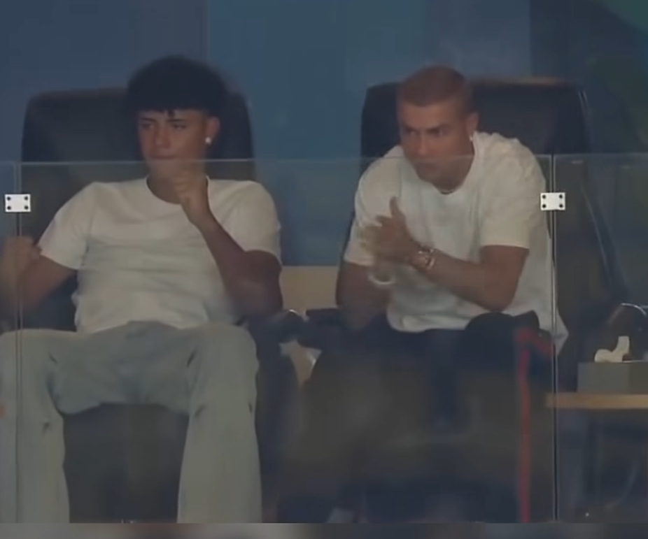 Ronaldo xuất hiện bảnh bao nhưng con trai mới chiếm