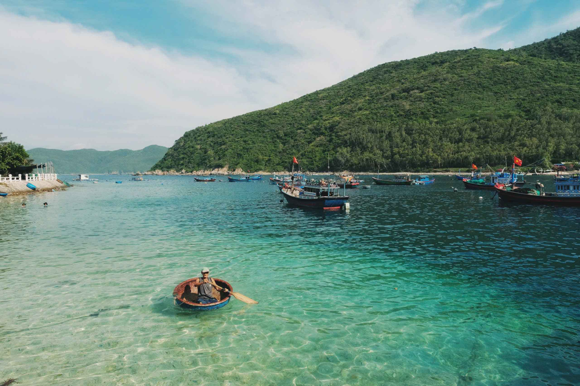 Địa điểm được truyền tai nhau là nơi có nước biển trong nhất Việt Nam, đến nay vẫn chưa từng có khách sạn nào