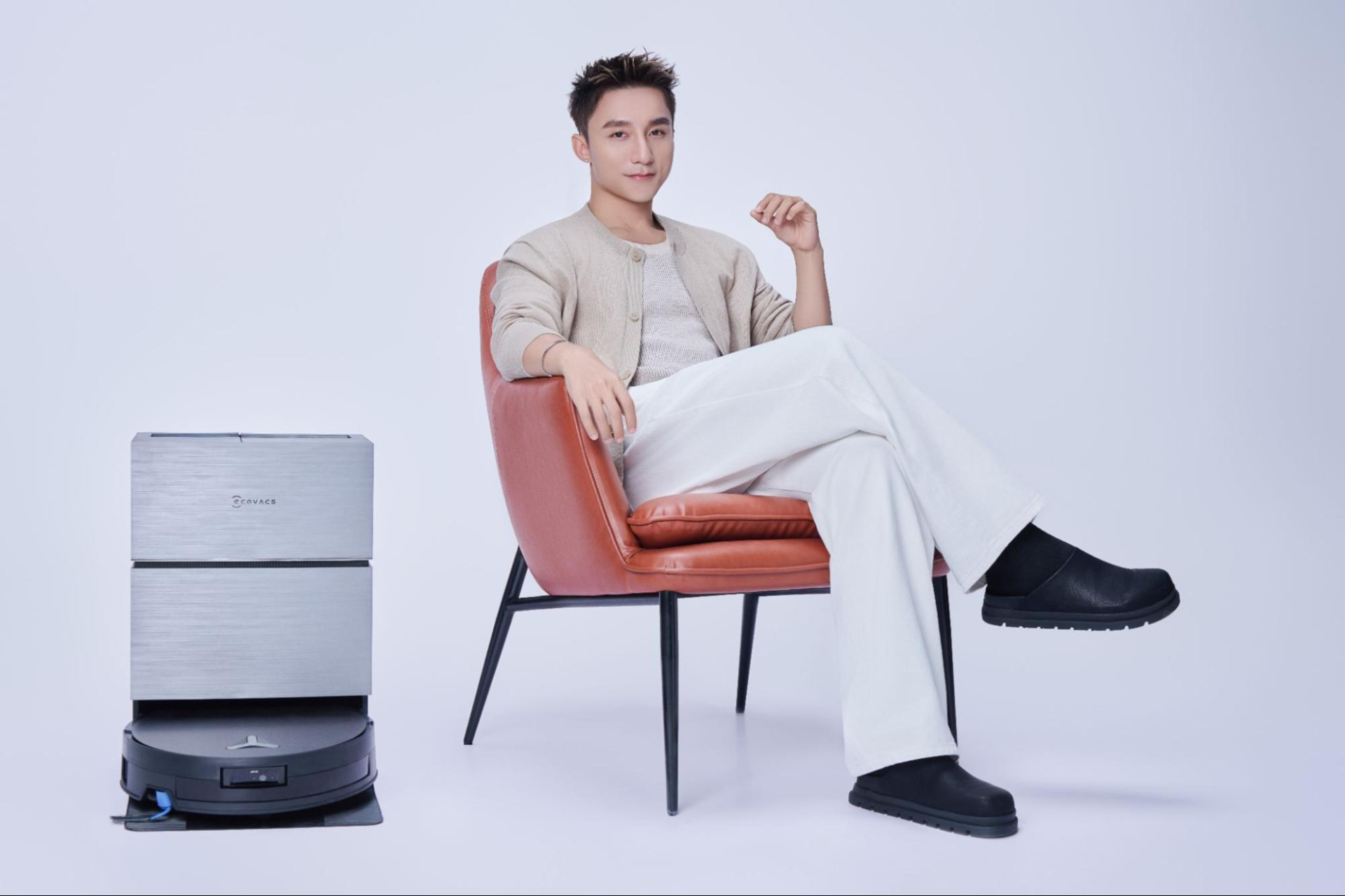 Nghệ sĩ Sơn Tùng M-TP - Đại sứ thương hiệu đầu tiên của ECOVACS tại Việt Nam (Ảnh: ECOVACS)