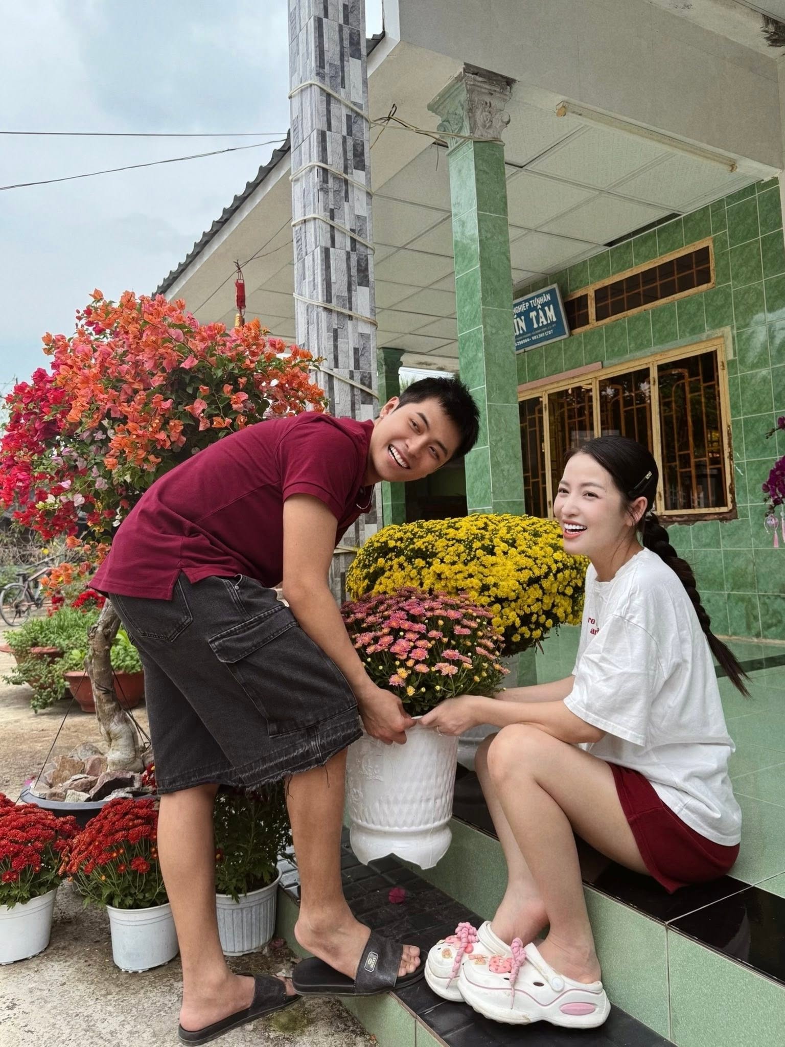Puka thường trang trí nhiều cây, hoa quanh nhà vào dịp Tết