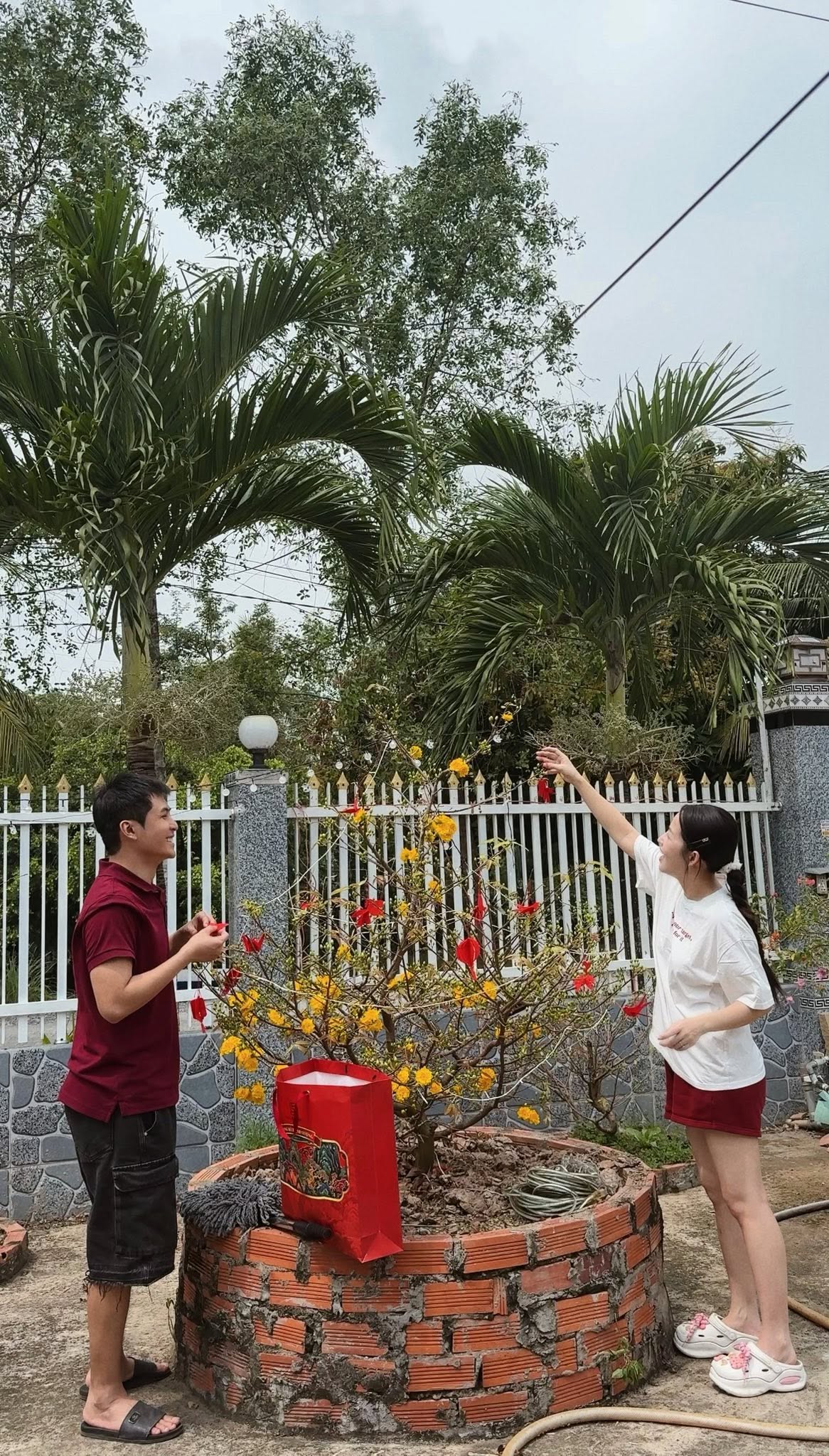 Phần mặt tiền của ngôi nhà đối diện với dòng sông, không gian vô cùng xanh mát, gần gũi với thiên nhiên