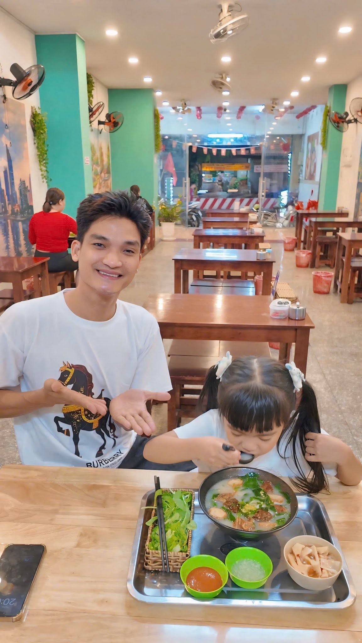 Sau nhiều năm, Mạc Văn Khoa mở rộng kinh doanh các món mới trong cửa hàng bún đậu của mình