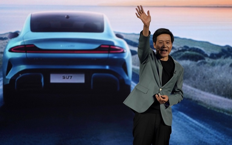 Chiếc Xiaomi SU7 chính thức ra mắt vào cuối năm 2023 và mở bán vào 2024 là cột mốc đáng nhớ trong sự nghiệp của Lôi Quân
