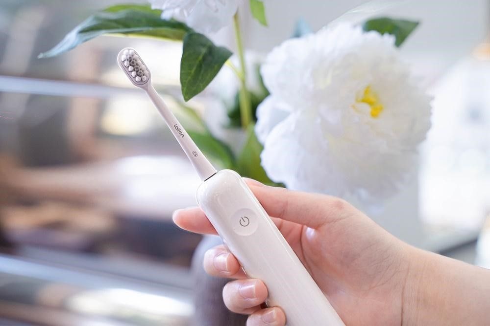 Dùng bàn chải nhựa suốt 10 năm, tôi ân hận ngay giây đầu tiên thử thứ này