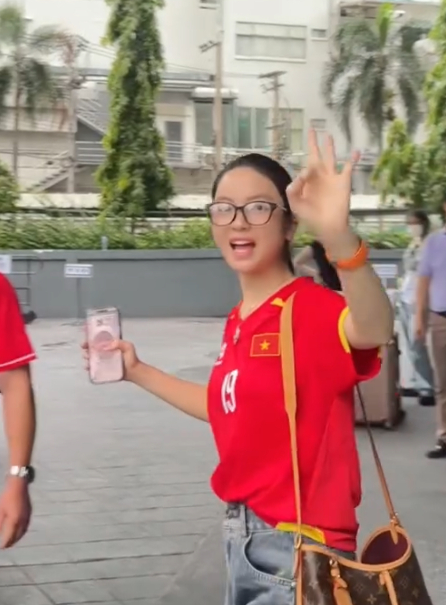 Dàn WAG Yến Xuân, Chu Thanh Huyền lên đồ, khoe dáng nuột nà trước giờ cổ vũ ĐT Việt Nam đấu Thái Lan