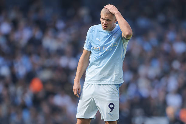 Haaland xuất hiện với mái tóc mới trong trận đấu của Man City (Ảnh: Getty)