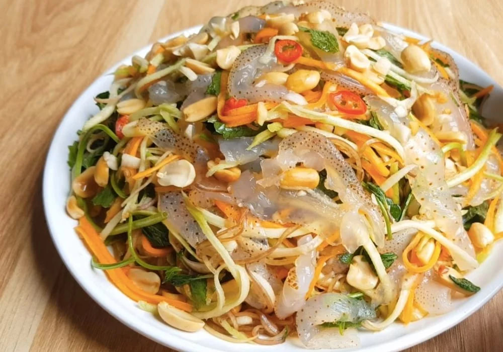 Hòn đảo có hồ nước ngọt nằm ngay trên miệng núi lửa, cách đất liền chỉ 30km rất đáng để ghé một lần dịp 2/9