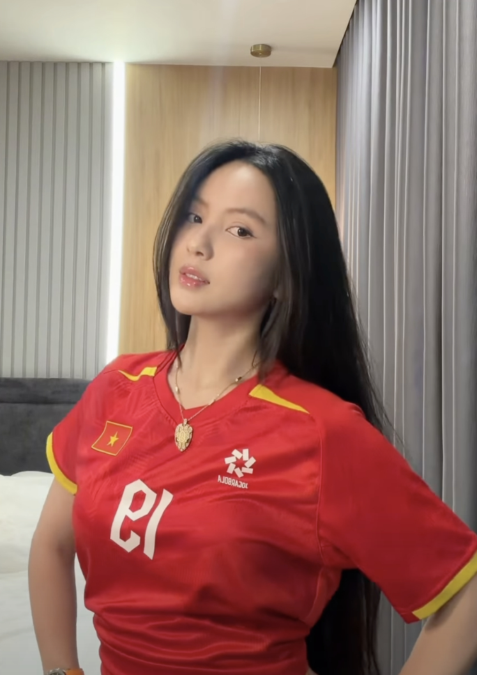 Chu Thanh Huyền đồng hành cùng Quang Hải suốt những trận đấu vừa qua (Ảnh: FBNV)