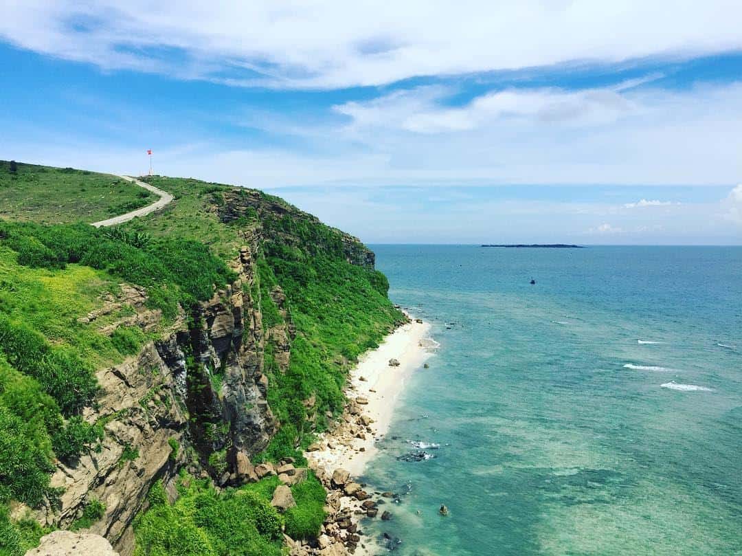 Hòn đảo có hồ nước ngọt nằm ngay trên miệng núi lửa, cách đất liền chỉ 30km rất đáng để ghé một lần dịp 2/9