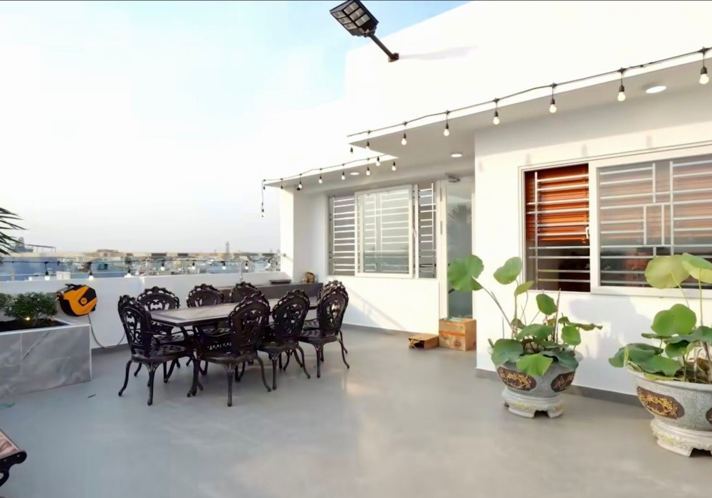 Trên tầng thượng cũng có không gian lớn để cả nhà có thể sinh hoạt cùng nhau