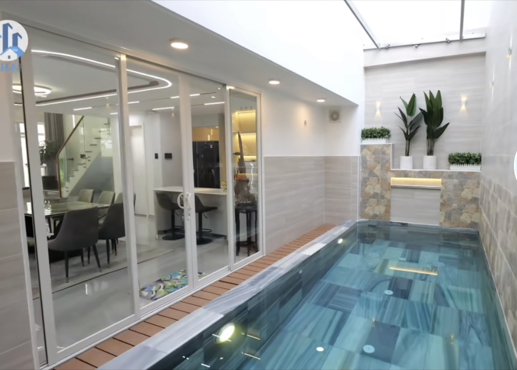 Khu vực hồ bơi được đặt cạnh phòng bếp