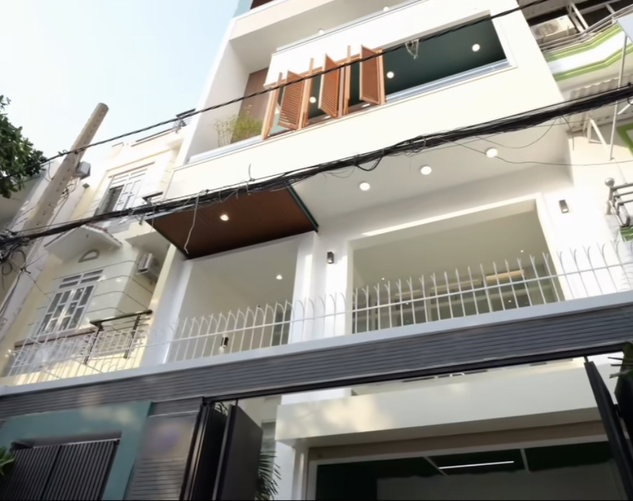 Thu Trang và Tiến Luật sống trong căn nhà ở ngoại ô, mất 15-20 phút để vào trung tâm thành phố