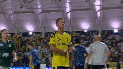 Ronaldo bực tức khi bị rút khỏi sân (Ảnh: Saudi Pro League)