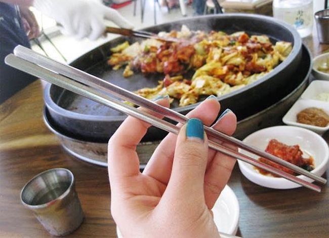 Nếu thích dùng đũa inox, phải tìm mua loại uy tín, chất lượng cao (Ảnh minh họa)