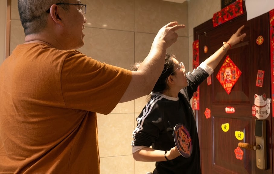 Các phóng viên tìm đến căn nhà của cặp vợ chồng, căn hộ hiện không có người ở. Trên cửa còn in dòng thông báo kêu gọi những ai là nạn nhân thì liên hệ với nhau để cùng trình báo sự việc