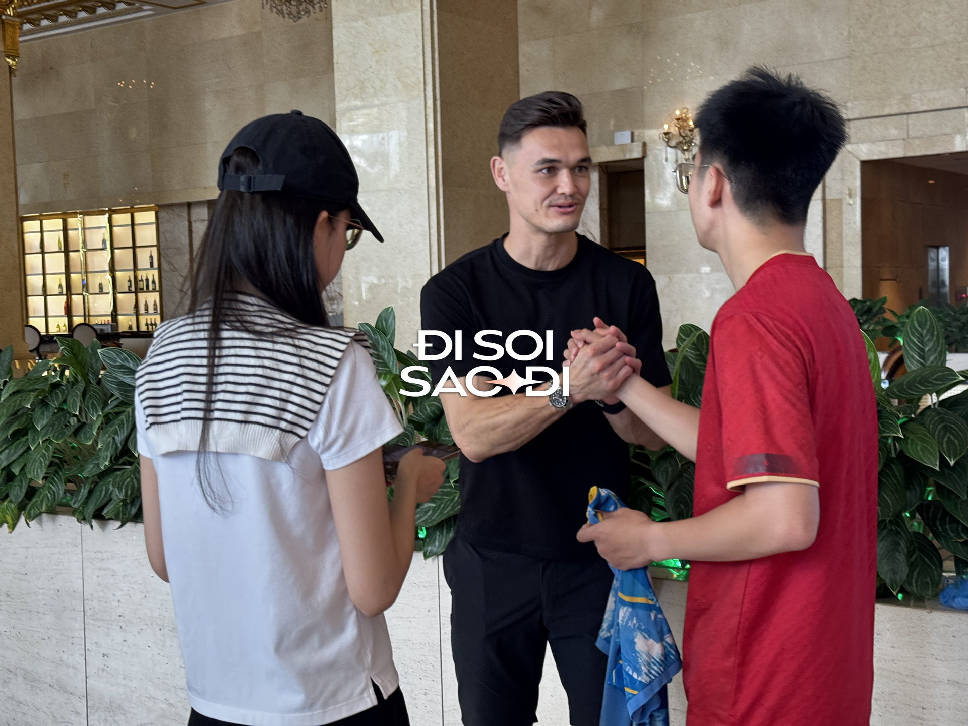 Lê Giang Patrik và Hoàng Oanh chụp ảnh và ký tặng người hâm mộ
