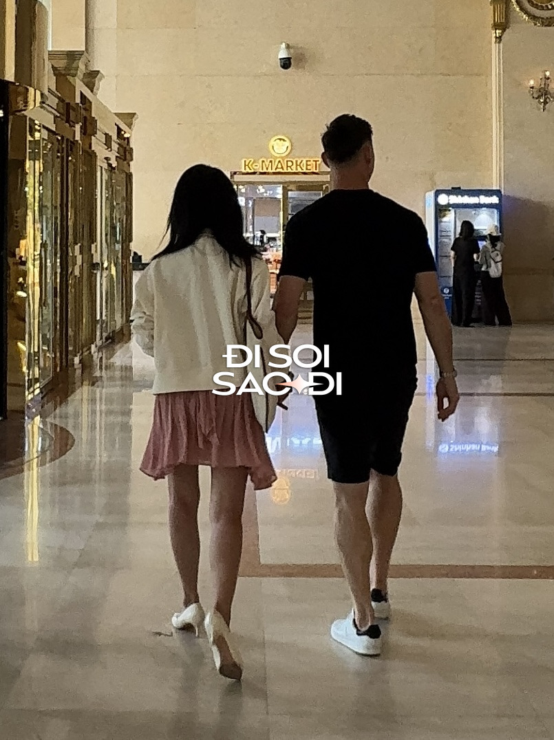 Patrik nắm tay Hoàng Oanh rời khách sạn